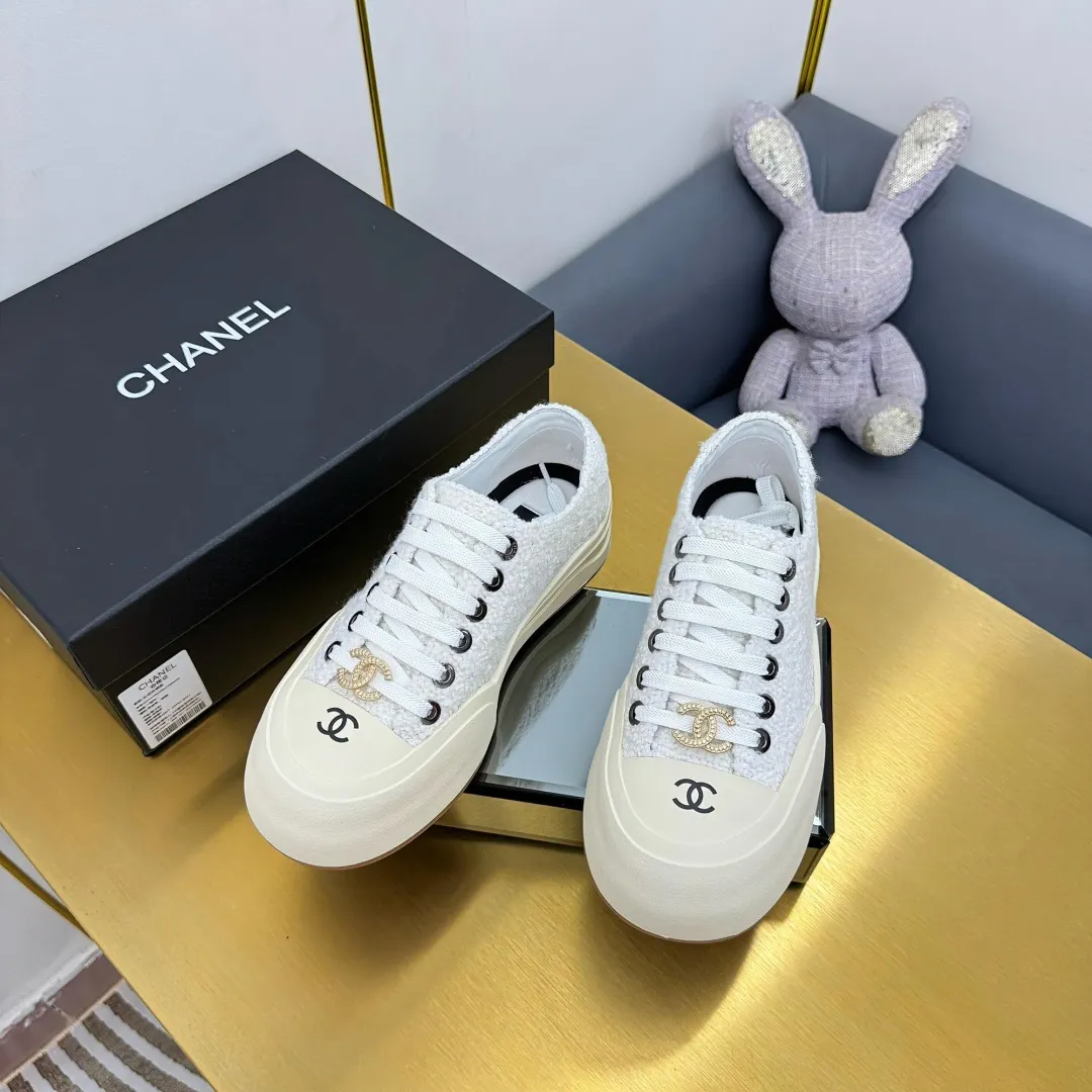 👟👟Ex-factory price 560👟👟 Top version, original quality! ! ! Chanel Chanel - 2025 biscuit shoes, the top casual sports shoes in the counter, this classic design; the upper is electro-embroidered with a variety of craftsmanship; the outsole is fashionable and sporty; the extraordinary inclusion of a variety of color elements... The diversified mix and match is very good-looking and versatile, casual, fashionable, sports, and outdoor can be taken into account... ꫛꫀꪝ Go➫ Material: ❶Upper: Original first-layer cowhide ❷Inner: Sheepskin ❸Outsole is based on: original TPU combination outsole, full set of boutique packaging for women 35–41 👉